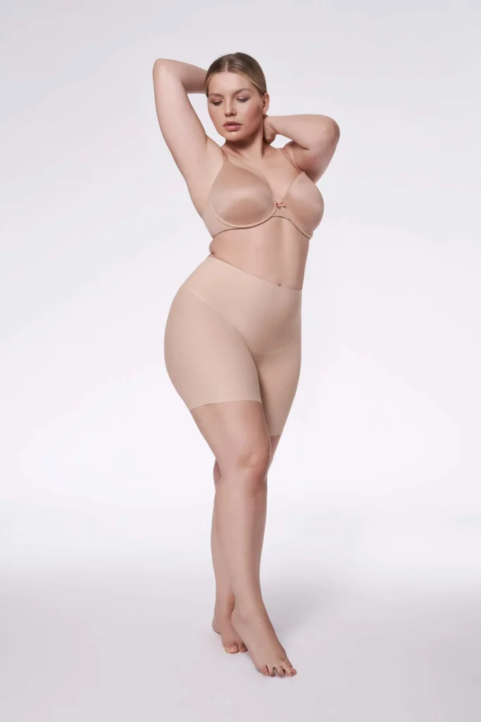 liekninantys šortai kūno spalvos