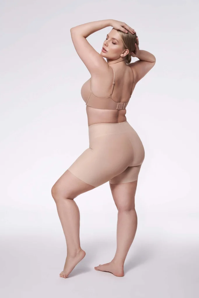 liekninantys šortai kūno spalvos