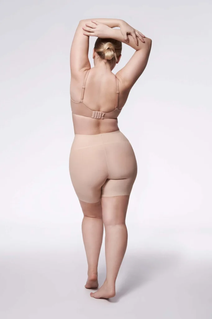 liekninantys šortai kūno spalvos