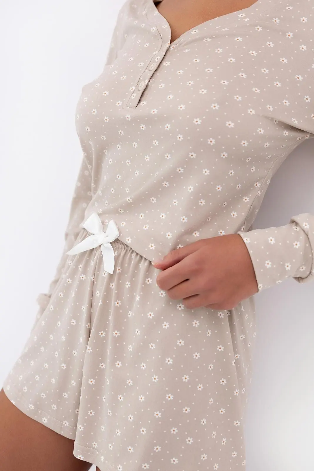 Švelni pižama ilgomis rankovėmis su šortais „flora soft“