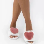 Šlepetės su dekoratyvine širdelės aplikacija 3d