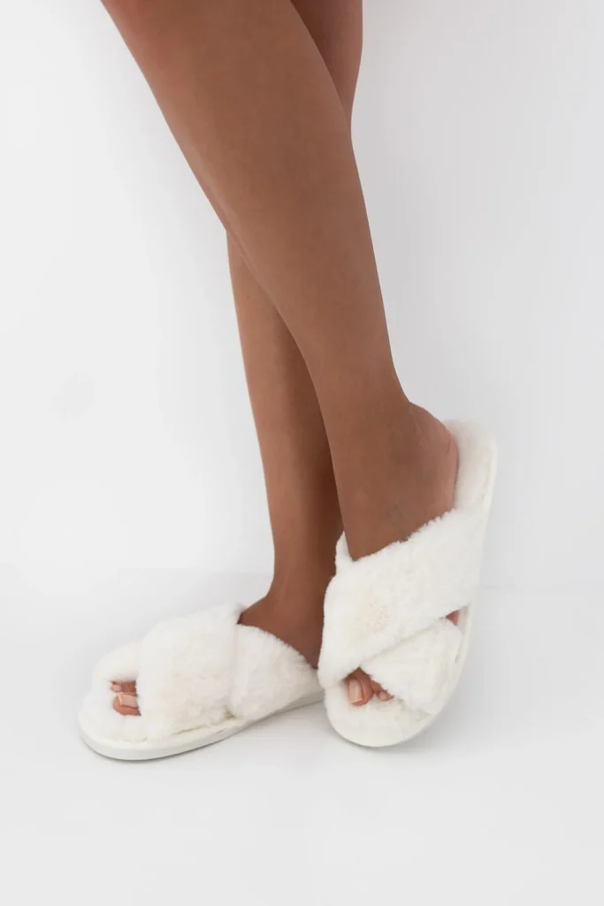 pūkuotos moteriškos šlepetės su kryžminiais dirželiais