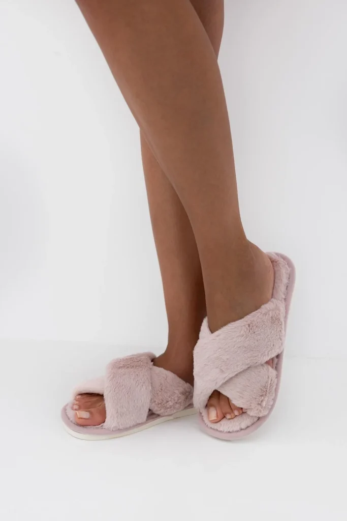 pūkuotos moteriškos šlepetės su kryžminiais dirželiais