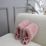 pūkuotos namų šlepetės moterims su raštais