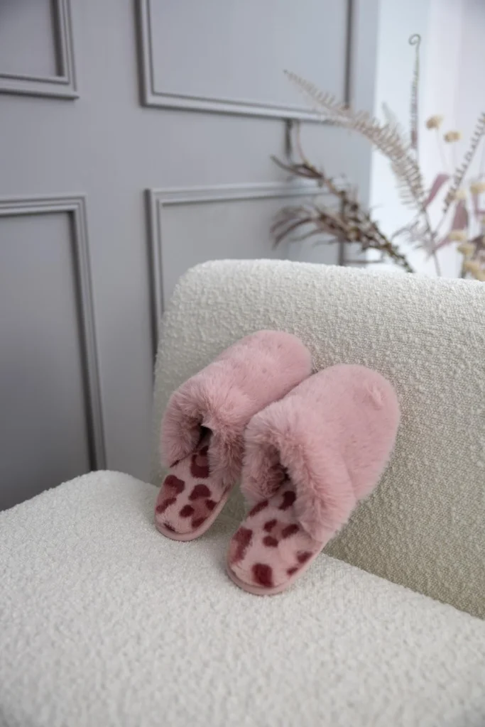 pūkuotos namų šlepetės moterims su raštais