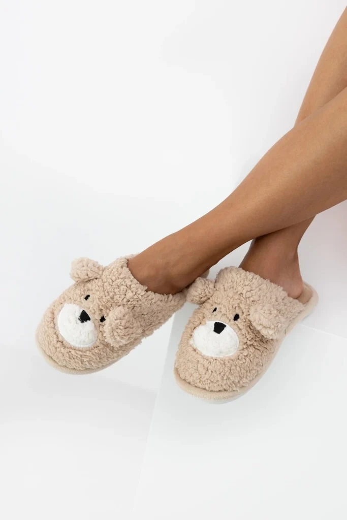 Šlepetės moterims su gyvūnėlio aplikacija 3d