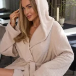 trumpas moteriškas chalatas slim su gobtuvu